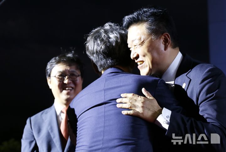 [제천=뉴시스] 이병찬 기자 =3일 충북 제천시 제천예술의전당 여름광장에서 열린 제22회 제천국제음악영화제(JIMFF) 개막식 레드카펫에서 장항준 집행위원장이 신용한 충북지사와 포옹하고 있다. 왼쪽은 최휘영 문체부 장관.2026.09.03.bclee@newsis.com 