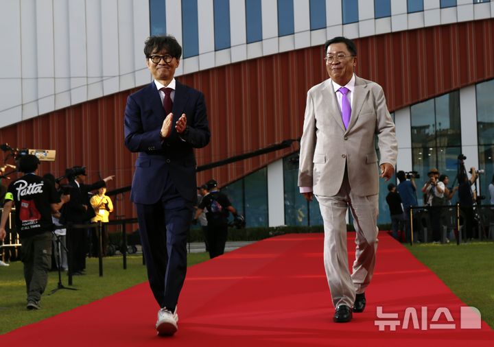 [제천=뉴시스] 이병찬 기자 =3일 충북 제천시 제천예술의전당 여름광장에서 열린 제22회 제천국제음악영화제(JIMFF) 개막식에서 장항준 집행위원장과 이상천(제천시장) 조직위원장이 나란히 레드카펫을 밟으며 입장하고 있다.2026.09.03.bclee@newsis.com 