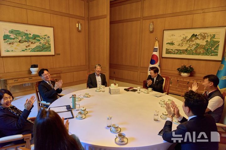 [서울=뉴시스] 이재명 대통령은 3일 김동명 한국노동조합총연맹(한국노총) 위원장과 양경수 전국민주노동조합총연맹(민주노총) 위원장을 초청해 노동 현안에 대해 의견을 나눴다. (사진=이 대통령 X 캡처) 2026.09.03