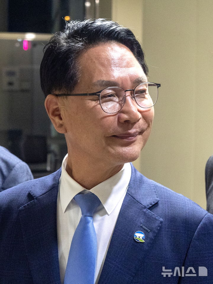 [전주=뉴시스] 김얼 기자 = 정치자급법 위반 혐의를 받고 있는 심덕섭 고창군수가 3일 전북 전주시 전북경찰청에서 12시간이 넘는 소환조사를 마치고 장내를 빠져나가고 있다. 2026.09.03. pmkeul@newsis.com