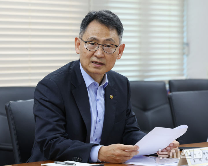[서울=뉴시스] 조수정 기자 = 허장 재정경제부 2차관이 3일 오전 서울 종로구 정부서울청사에서 열린 비상경제본부회의를 주재하고 있다. 회의는 '중동전쟁 관련 대응상황 점검' 안건으로 열렸다. 2026.09.03. chocrystal@newsis.com