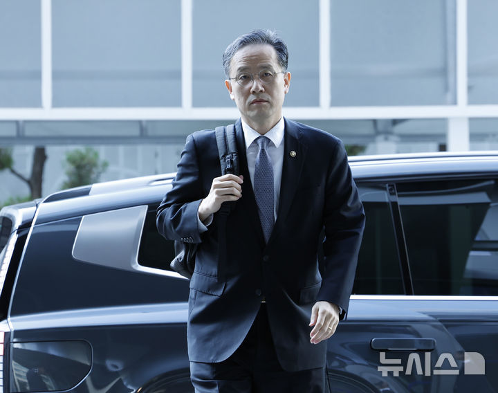 [서울=뉴시스] 김혜진 기자 = 이형일 부총리 겸 재정경제부 장관 후보자가 3일 서울 중구 예금보험공사 본사에 마련된 인사청문 준비 사무실로 첫 출근하고 있다. 2026.09.03. jini@newsis.com