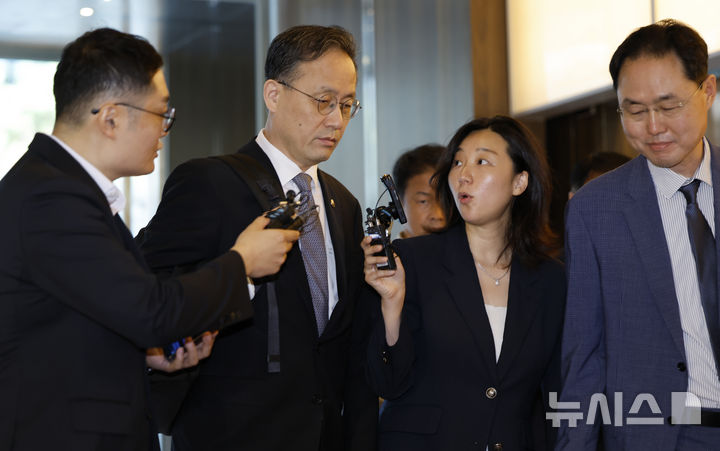 [서울=뉴시스] 김혜진 기자 = 이형일 부총리 겸 재정경제부 장관 후보자가 3일 서울 중구 예금보험공사 본사에 마련된 인사청문 준비 사무실로 첫 출근하며 기자들의 질문에 답하고 있다. 2026.09.03. jini@newsis.com