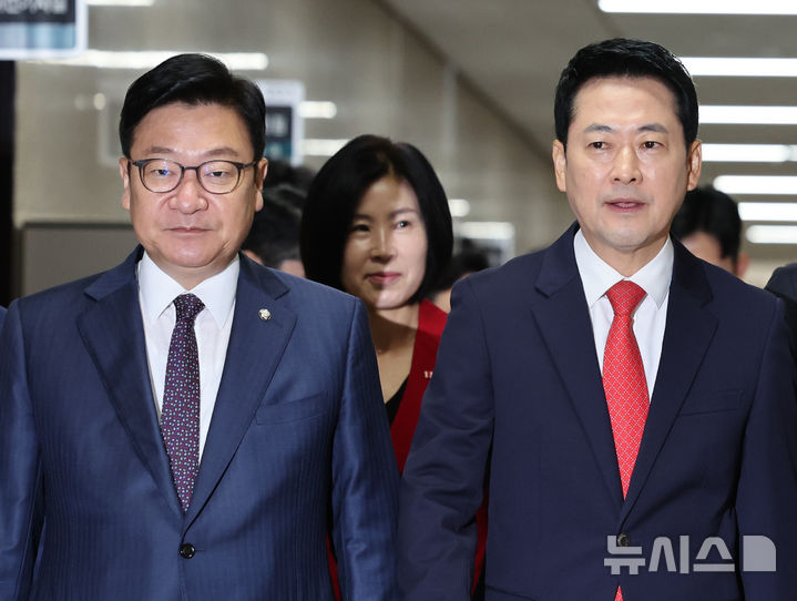 [서울=뉴시스] 최진석 기자 = 장동혁(오른쪽) 국민의힘 대표와 정점식 원내대표가 3일 여의도 국회에서 열린 최고위원회의에 참석하고 있다. 2026.09.03. myjs@newsis.com