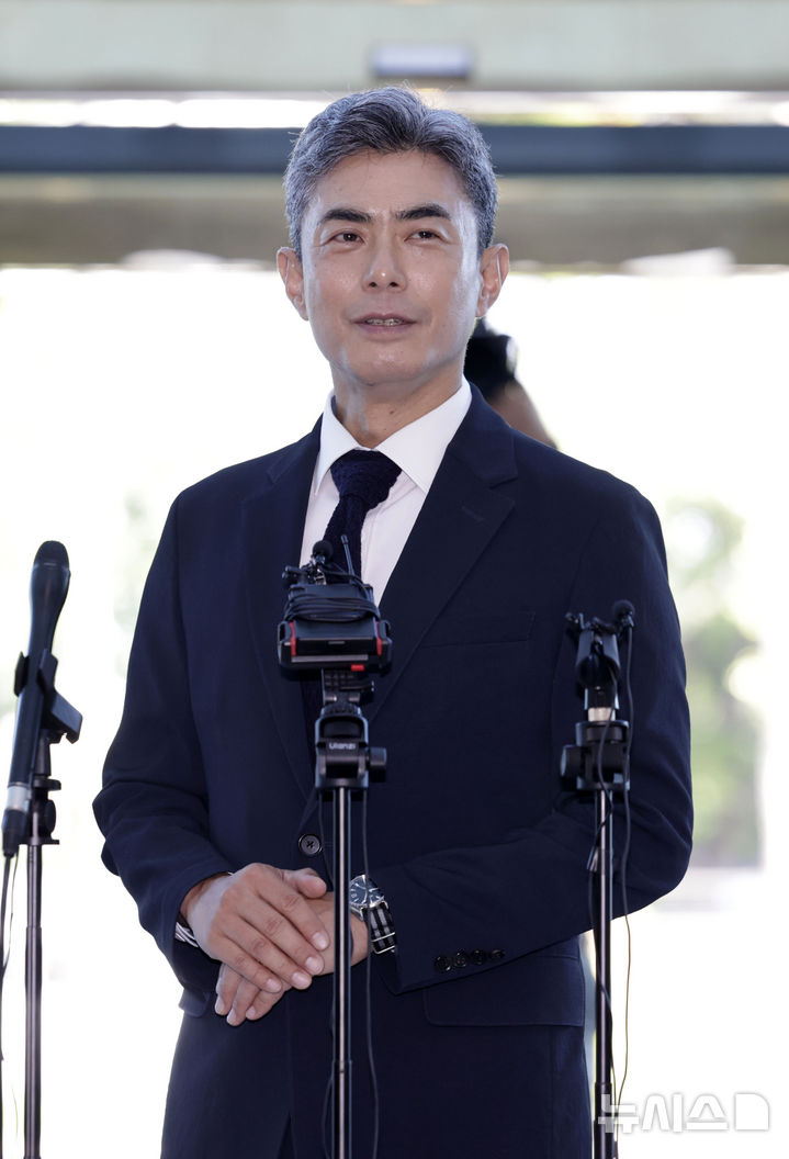 [서울=뉴시스] 최동준 기자 = 강신철 국방부 장관 후보자가 3일 서울 용산구의 인사청문회 준비 사무실로 출근하며 취재진 질문에 답변하고 있다. 2026.09.03. photocdj@newsis.com