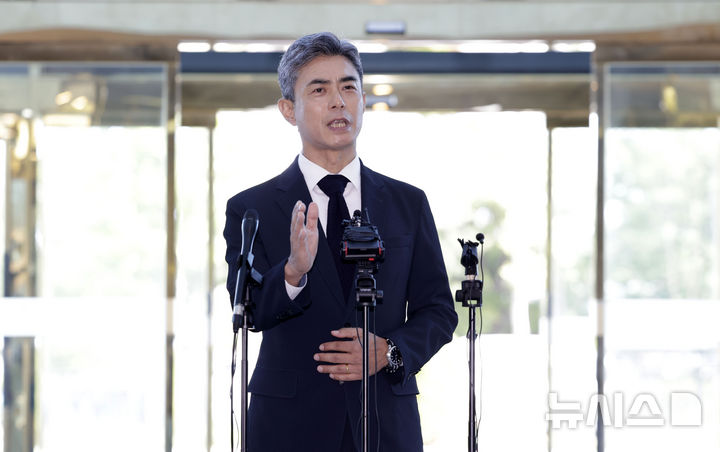 [서울=뉴시스] 최동준 기자 = 강신철 국방부 장관 후보자가 3일 서울 용산구의 인사청문회 준비 사무실로 출근하며 취재진 질문에 답변하고 있다. 2026.09.14. photocdj@newsis.com