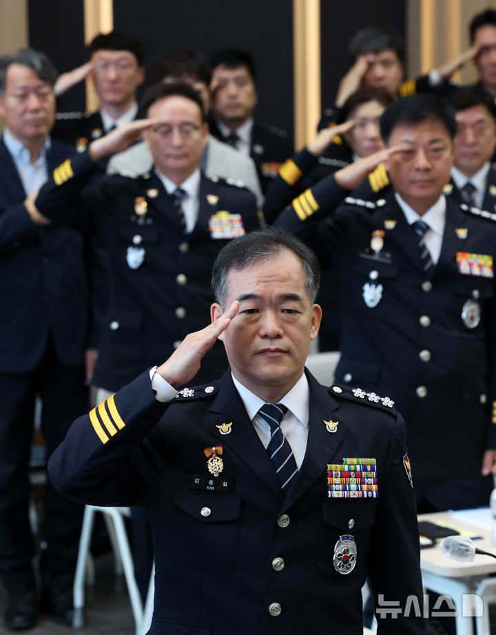[서울=뉴시스] 조성우 기자 = 김종철 신임 경찰청장 직무대행이 3일 서울 서대문구 경찰청에서 열린 전국 경찰 지휘부 회의에서 국기에 대한 경례를 하고 있다. 2026.09.03. xconfind@newsis.com