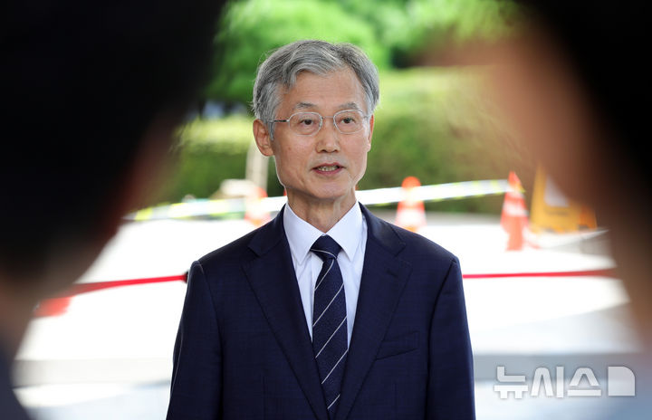 [서울=뉴시스] 홍효식 기자 = 조희대 대법원장이 3일 오전 서울 서초구 대법원으로 출근하며 취재진 질문에 답하고 있다. 2026.09.03. yesphoto@newsis.com