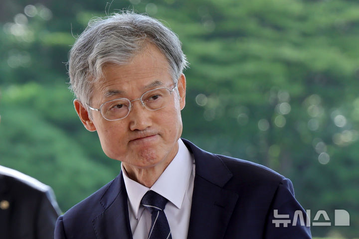 [서울=뉴시스] 홍효식 기자 = 서울대 법대 76학번 27명이 청와대의 손봉기 대법관 후보자 재제청 요구에 대해 "대법원장의 헌법상 제청권을 침범해선 안 된다"고 비판했다. 사진은 조희대 대법원장이 3일 오전 서울 서초구 대법원으로 출근하는 모습. 2026.09.03. yesphoto@newsis.com