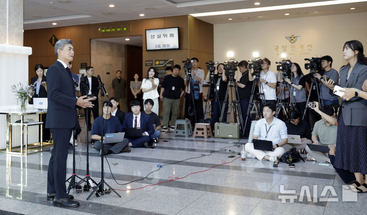 [서울=뉴시스] 최동준 기자 = 강신철 국방부 장관 후보자가 3일 서울 용산구의 인사청문회 준비 사무실로 출근하며 취재진 질문에 답변하고 있다. 2026.09.03. photocdj@newsis.com