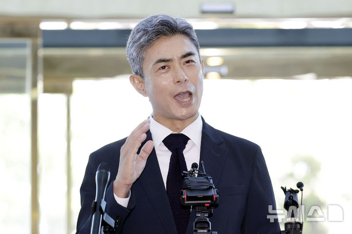 [서울=뉴시스] 최동준 기자 = 강신철 국방부 장관 후보자가 3일 서울 용산구의 인사청문회 준비 사무실로 출근하며 취재진 질문에 답변하고 있다. 2026.09.03. photocdj@newsis.com