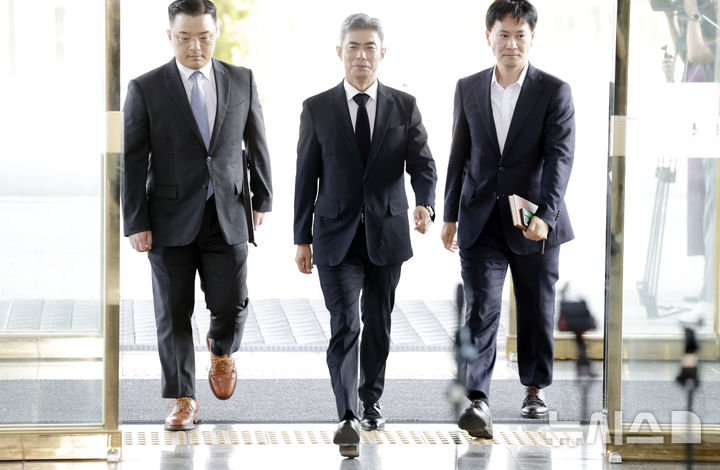 [서울=뉴시스] 최동준 기자 = 강신철 국방부 장관 후보자가 3일 서울 용산구의 인사청문회 준비 사무실로 들어서고 있다. 2026.09.03. photocdj@newsis.com