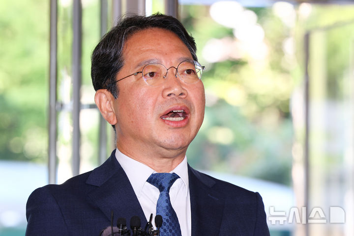[서울=뉴시스] 황준선 기자 = 김승원 법무부 장관 후보자가 지난 3일 오전 서울 종로구 적선현대빌딩에 마련된 인사청문 준비 사무실로 출근하며 취재진 질문에 답변하고 있다. 2026.09.03. hwang@newsis.com