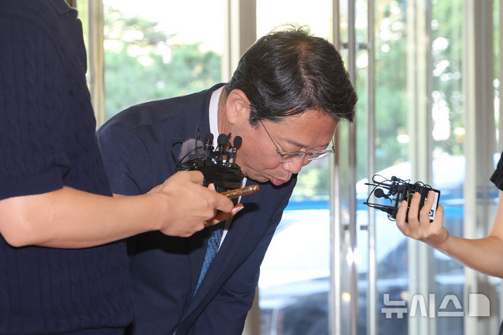 [서울=뉴시스] 황준선 기자 = 김승원 법무부 장관 후보자가 3일 오전 서울 종로구 적선현대빌딩에 마련된 인사청문 준비 사무실로 출근하며 취재진과 질의응답을 마친 뒤 고개숙여 인사하고 있다. 2026.09.03. hwang@newsis.com