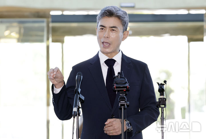 [서울=뉴시스] 최동준 기자 = 강신철 국방부 장관 후보자가 3일 서울 용산구의 인사청문회 준비 사무실로 출근하며 취재진 질문에 답변하고 있다. 2026.09.03. photocdj@newsis.com