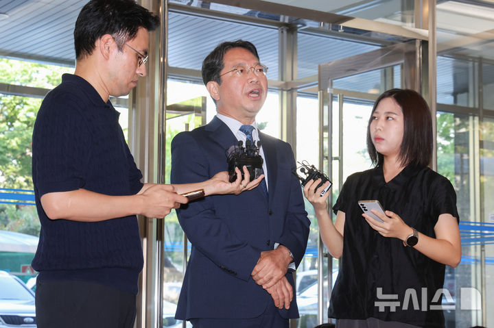 [서울=뉴시스] 황준선 기자 = 김승원 법무부 장관 후보자가 3일 오전 서울 종로구 적선현대빌딩에 마련된 인사청문 준비 사무실로 출근하며 취재진과 질의응답을 하고 있다. 2026.09.03. hwang@newsis.com