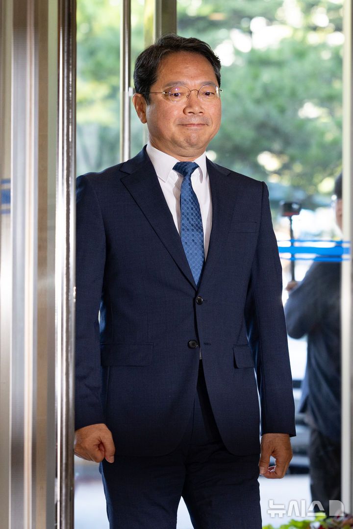 [서울=뉴시스] 황준선 기자 = 김승원 법무부 장관 후보자가 3일 오전 서울 종로구 적선현대빌딩에 마련된 인사청문 준비 사무실로 출근하고 있다. 2026.09.03. hwang@newsis.com