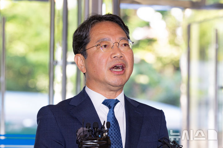 [서울=뉴시스] 황준선 기자 = 김승원 법무부 장관 후보자가 3일 오전 서울 종로구 적선현대빌딩에 마련된 인사청문 준비 사무실로 출근하며 취재진과 질의응답을 하고 있다. 2026.09.03. hwang@newsis.com