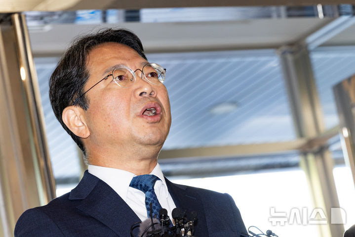 [서울=뉴시스] 황준선 기자 = 김승원 법무부 장관 후보자가 3일 오전 서울 종로구 적선현대빌딩에 마련된 인사청문 준비 사무실로 출근하며 취재진과 질의응답을 하고 있다. 2026.09.03. hwang@newsis.com