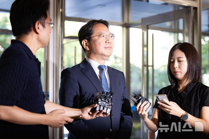 [서울=뉴시스] 황준선 기자 = 김승원 법무부 장관 후보자가 3일 오전 서울 종로구 적선현대빌딩에 마련된 인사청문 준비 사무실로 출근하며 취재진과 질의응답을 하고 있다. 2026.09.03. hwang@newsis.com