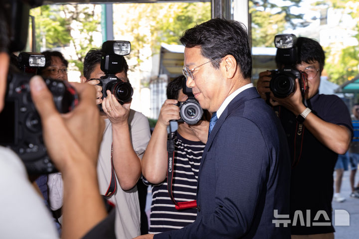 [서울=뉴시스] 황준선 기자 = 김승원 법무부 장관 후보자가 3일 오전 서울 종로구 적선현대빌딩에 마련된 인사청문 준비 사무실로 출근하고 있다. 2026.09.03. hwang@newsis.com