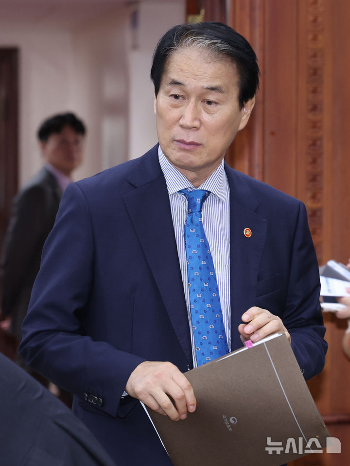 [서울=뉴시스] 조수정 기자 = 권오을 국가보훈부 장관이 지난 3일 오전 서울 종로구 정부서울청사에서 열린 국가정책조정회의에 참석하고 있다. 2026.09.03. chocrystal@newsis.com