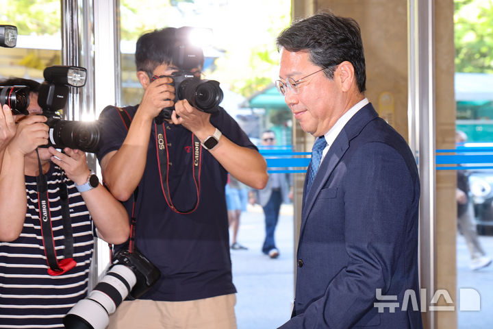 [서울=뉴시스] 황준선 기자 = 김승원 법무부 장관 후보자가 3일 오전 서울 종로구 적선현대빌딩에 마련된 인사청문 준비 사무실로 출근하고 있다. 2026.09.03. hwang@newsis.com