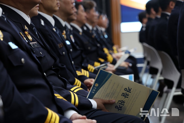 [서울=뉴시스] 조성우 기자 =허위보고나 임의 종결 등 부적절한 사건 처리로 감찰·징계 대상이 된 경찰관이 2021년부터 올해 6월까지 355명에 달하는 것으로 나타났다. 사진은 김종철 신임 경찰청장 직무대행이 지난 3일 서울 서대문구 경찰청에서 열린 전국 경찰 지휘부 회의를 주관한 가운데 참석자가 경찰 헌장문을 들고 있는 모습. 2026.09.03. xconfind@newsis.com
