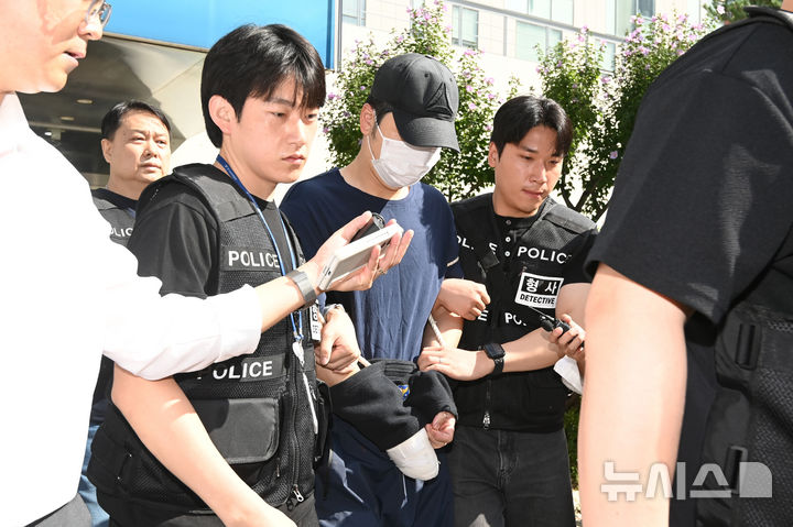 [성남=뉴시스] 김종택 기자 = 이혼소송 중인 아내를 흉기로 살해한 A(30대)씨가 3일 구속 전 피의자 심문(영장실질심사)에 출석하기 위해 경기 성남시 분당경찰서 유치장을 나오고 있다. A씨는 아내가 제기한 이혼 소송에서 불리한 결과를 받을 것으로 생각해 앙심을 품고 소장에 적힌 주소로 찾아가 범행을 저지른 것으로 조사됐다. 2026.09.03. jtk@newsis.com