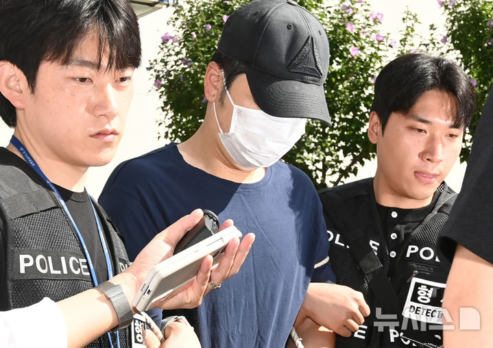 [성남=뉴시스] 김종택 기자 = 이혼소송 중인 아내를 흉기로 살해한 30대 남성 A씨가 3일 구속 전 피의자 심문(영장실질심사)에 출석하기 위해 경기 성남시 분당경찰서 유치장을 나오고 있다. A씨는 아내가 제기한 이혼 소송에서 불리한 결과를 받을 것으로 생각해 앙심을 품고 소장에 적힌 주소로 찾아가 범행을 저지른 것으로 조사됐다. 2026.09.03. jtk@newsis.com