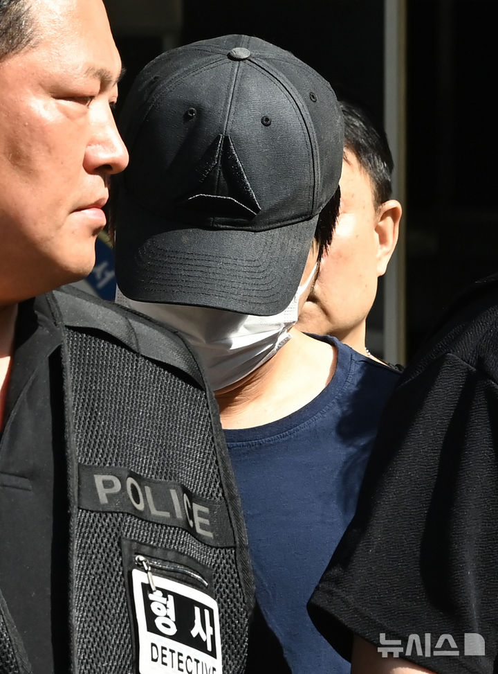 [성남=뉴시스] 김종택기자 = 이혼소송 중인 아내를 흉기로 살해한 30대 남성 A씨가 3일 구속 전 피의자 심문(영장실질심사)에 출석하기 위해 경기 성남시 분당경찰서 유치장을 나오고 있다. A씨는 아내가 제기한 이혼 소송에서 불리한 결과를 받을 것으로 생각해 앙심을 품고 소장에 적힌 주소로 찾아가 범행을 저지른 것으로 조사됐다. 2026.09.03. jtk@newsis.com