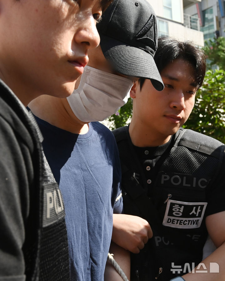 [성남=뉴시스] 김종택기자 = 이혼소송 중인 아내를 흉기로 살해한 30대 남성 A씨가 3일 구속 전 피의자 심문(영장실질심사)에 출석하기 위해 경기 성남시 분당경찰서 유치장을 나오고 있다. A씨는 아내가 제기한 이혼 소송에서 불리한 결과를 받을 것으로 생각해 앙심을 품고 소장에 적힌 주소로 찾아가 범행을 저지른 것으로 조사됐다. 2026.09.03. jtk@newsis.com