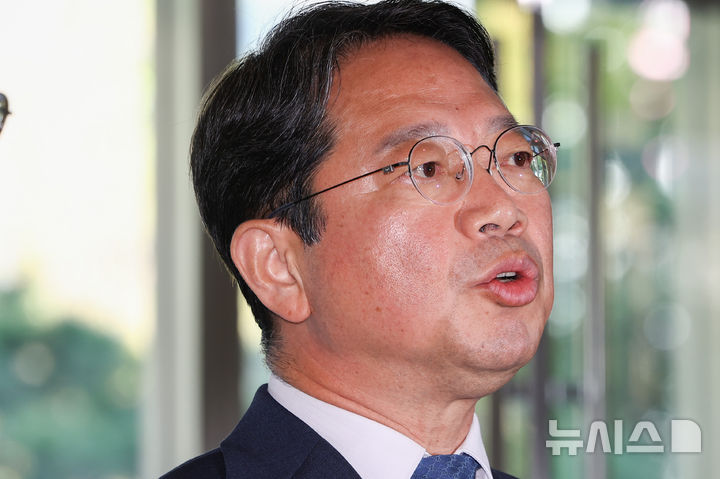 [서울=뉴시스] 황준선 기자 = 김승원 법무부 장관 후보자가 3일 오전 서울 종로구 적선현대빌딩에 마련된 인사청문 준비 사무실로 출근하며 취재진 질의에 답변하고 있다. 2026.09.03. hwang@newsis.com