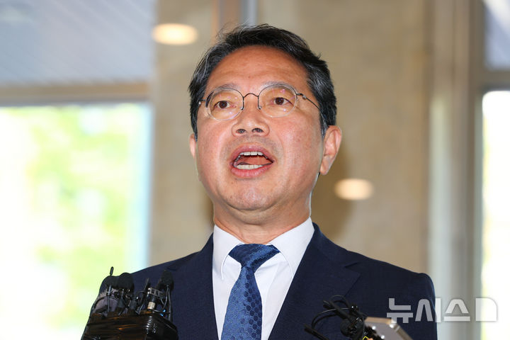 [서울=뉴시스] 황준선 기자 = 김승원 법무부 장관 후보자가 3일 오전 서울 종로구 적선현대빌딩에 마련된 인사청문 준비 사무실로 출근하며 취재진 질의에 답변하고 있다. 2026.09.03. hwang@newsis.com