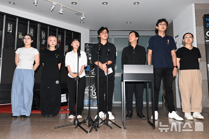 [전남광주=뉴시스] 이영주 기자 = 제16회 광주비엔날레 중국 파빌리온 전시에 참여하기로 한 중국 측 작가들이 3일 오전 전남광주 서구 광주시립미술관 하정웅미술관에서 광주비엔날레 파빌리온 명칭 논란 끝에 불거진 양안갈등 관련 기자회견을 열어 철수 뜻을 밝히고 있다. 2026.09.03. leeyj2578@newsis.com