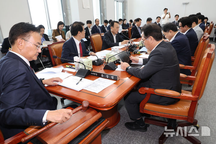 [서울=뉴시스] 최진석 기자 = 유상범 국회 예결위 2025회계연도 결산심사소위원회 위원장이 3일 여의도 국회에서 열린 제439회국회(정기회) 예산결산특별위원회 제2차 2025회계연도 결산심사소위원회를 주재하고 있다. 2026.09.03. myjs@newsis.com