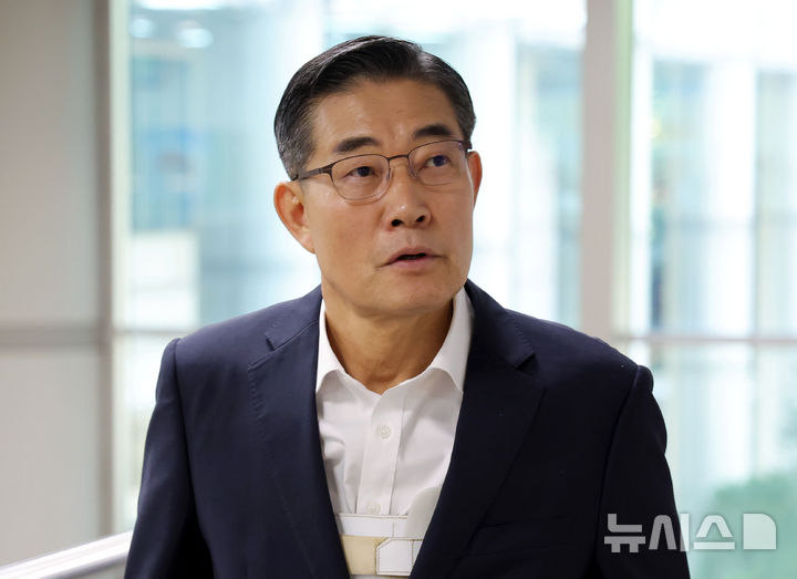 [서울=뉴시스] 홍효식 기자 = 신원식 전 국가안보실장이 지난 3일 오전 서울 서초구 서울고등법원에서 열린 '12·3 비상계엄' 관련 항소심 13차 공판에 증인으로 출석하고 있다. 2026.09.13. yesphoto@newsis.com