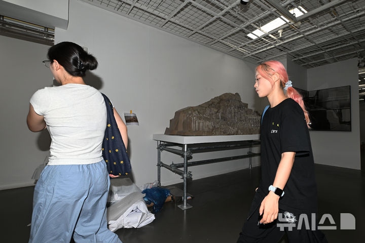[전남광주=뉴시스] 이영주 기자 = 제16회 광주비엔날레 중국 파빌리온 전시에 참여하기로 한 중국 측 작가들이 3일 오전 전남광주 서구 광주시립미술관 하정웅미술관에서 광주비엔날레 파빌리온 명칭 논란 끝에 불거진 양안갈등 관련 기자회견을 마친 뒤 작품 전시장을 빠져나가고 있다. 2026.09.03. leeyj2578@newsis.com