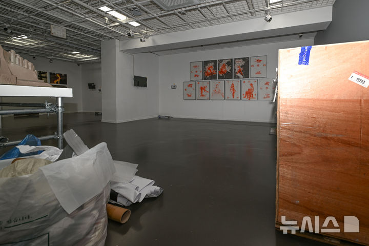 [전남광주=뉴시스] 이영주 기자 = 제16회 광주비엔날레 중국 파빌리온 전시에 참여하기로 한 중국 측 작가들이 양안갈등에 따른 철수 뜻을 밝힌 3일 오전 전남광주 서구 광주시립미술관 하정웅미술관에서 중국 측 작가들이 준비 중이던 작품이 방치돼있다. 2026.09.03. leeyj2578@newsis.com