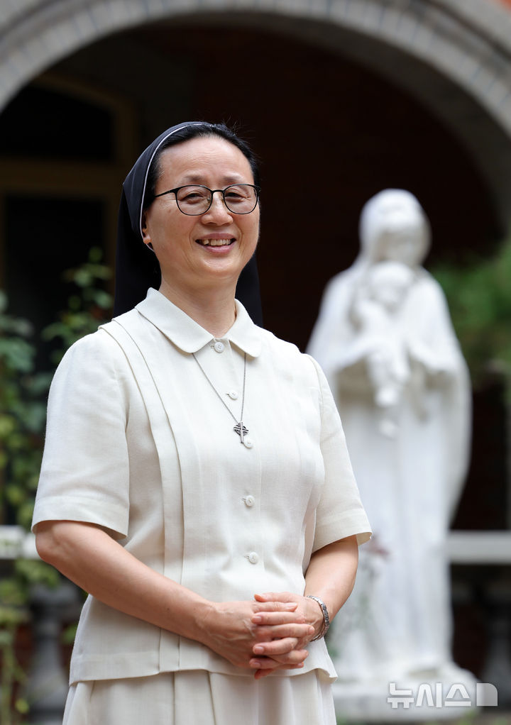 [서울=뉴시스] 홍효식 기자 = '착한목자수녀회' 소속 조미애 수녀가 지난 2일 서울 중구 명동성당에서 뉴시스와 인터뷰 전 포즈를 취하고 있다. 2026.09.06. yesphoto@newsis.com
