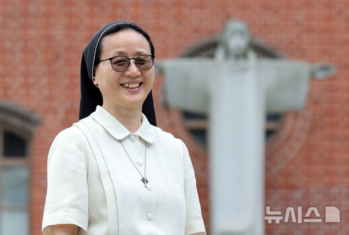 [서울=뉴시스] 홍효식 기자 = '착한목자수녀회' 소속 조미애 수녀가 지난 2일 서울 중구 명동성당에서 뉴시스와 인터뷰 전 포즈를 취하고 있다. 2026.09.06. yesphoto@newsis.com