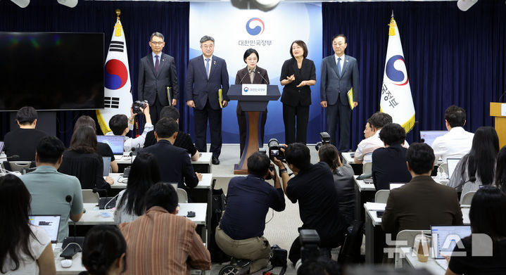 [서울=뉴시스] 조수정 기자 = 한성숙 국무총리·윤호중 행정안전부 장관·김윤덕 국토교통부 장관·허장 재정경제부 2차관이 3일 오전 서울 종로구 정부서울청사에서 행정·공공기관 이전 및 공공기관 기능개혁 관련 기자회견을 하고 있다. 2026.09.03. chocrystal@newsis.com