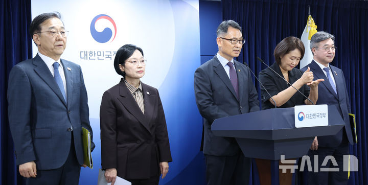 [서울=뉴시스] 조수정 기자 = 허장 재정경제부 2차관이 3일 오전 서울 종로구 정부서울청사에서 행정·공공기관 이전 및 공공기관 기능개혁 관련 기자회견을 하고 있다. 왼쪽부터 김윤덕 국토교통부 장관·한성숙 국무총리·허 차관·수어통역사·윤호중 행정안전부 장관. 2026.09.03. chocrystal@newsis.com