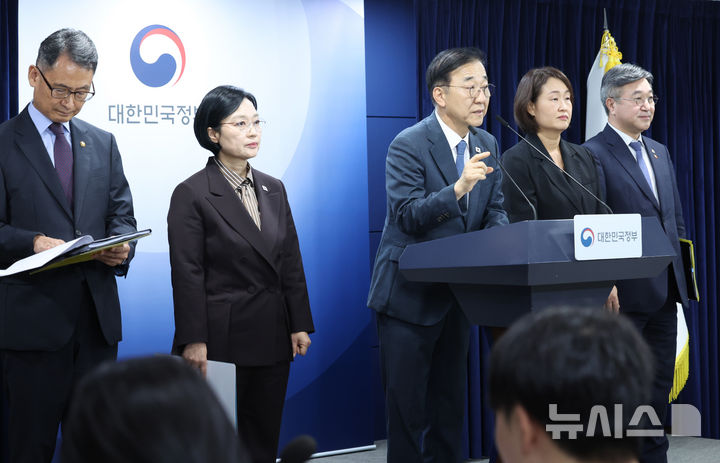 [서울=뉴시스] 조수정 기자 = 김윤덕 국토교통부 장관이 3일 오전 서울 종로구 정부서울청사에서 행정·공공기관 이전 및 공공기관 기능개혁 관련 기자회견을 하고 있다. 왼쪽부터 허장 재정경제부 2차관, 한성숙 국무총리, 윤 장관, 수어통역사, 윤호중 행정안전부 장관. 2026.09.03. chocrystal@newsis.com