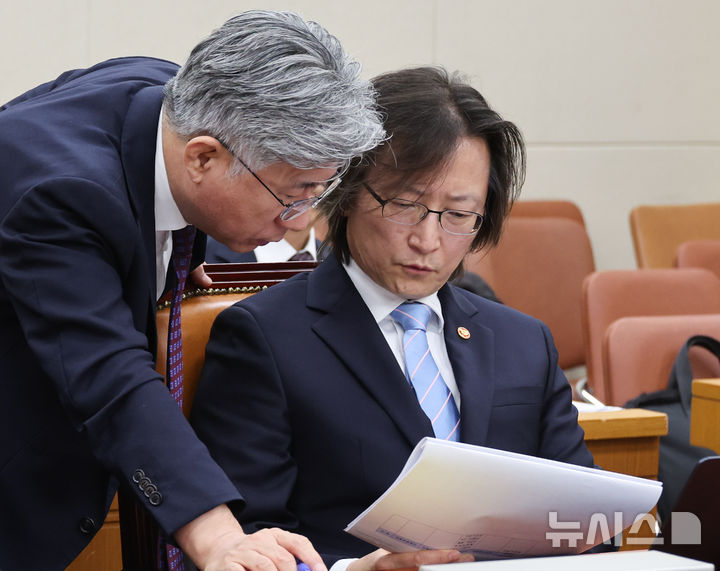 [서울=뉴시스] 최진석 기자 = 주병기 공정거래위원장이 3일 여의도 국회에서 열린 제439회국회(정기회) 정무위원회 전체회의에 출석해 관계자와 대화를 나누고 있다. 2026.09.03. myjs@newsis.com