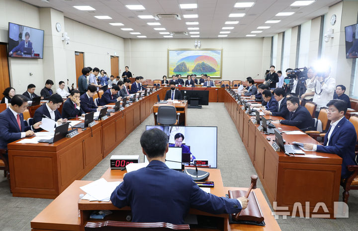 [서울=뉴시스] 최진석 기자 = 유동수 국회 정무위원회 위원장이 3일 여의도 국회에서 열린 제439회국회(정기회) 정무위원회 전체회의를 주재하고 있다. 2026.09.03. myjs@newsis.com