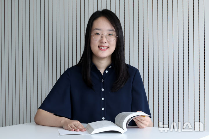 [서울=뉴시스] 박진희 기자 = 최인서 작가가 지난 3일 서울 마포구 빅피시에서 인터뷰 하고 있다. 최근 출간한 단행본 '한국사 이상현상 연구원'은 교보문고 베스트셀러 1위에 올랐다. 2026.09.05. pak7130@newsis.com
