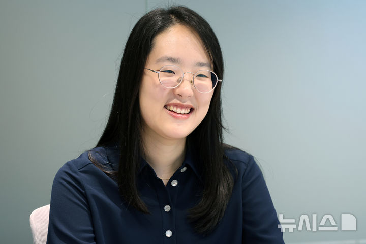 [서울=뉴시스] 박진희 기자 = 최인서 작가가 지난 3일 서울 마포구 빅피시에서 인터뷰 하고 있다. 최근 출간한 단행본 '한국사 이상현상 연구원'은 교보문고 베스트셀러 1위에 올랐다. 2026.09.05. pak7130@newsis.com