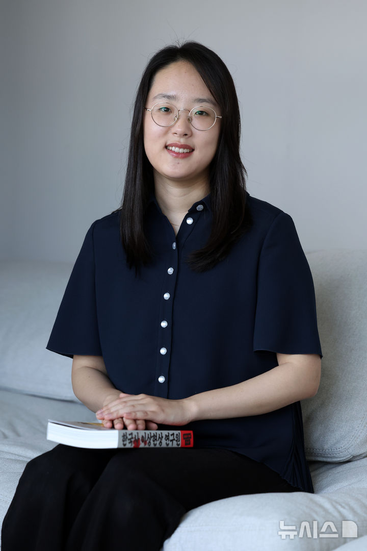 [서울=뉴시스] 박진희 기자 = 최인서 작가가 지난 3일 서울 마포구 빅피시에서 인터뷰 하고 있다. 최근 출간한 단행본 '한국사 이상현상 연구원'은 교보문고 베스트셀러 1위에 올랐다. 2026.09.05. pak7130@newsis.com