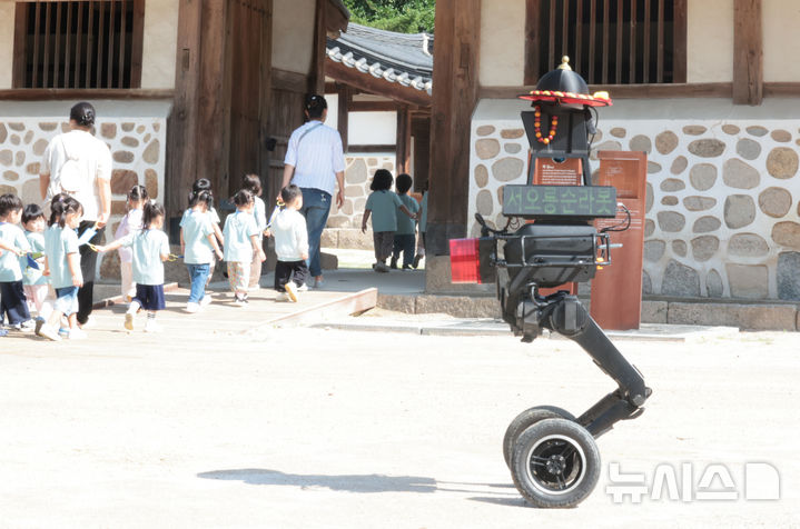 [고양=뉴시스] 전진환 기자 = 3일 경기 고양시 서오릉 내 재실을 인공지능(AI) 로봇 ‘순라봇’이 순찰을 돌고 있다.&nbsp; 국가유산청 궁능유적본부가 궁궐과 조선왕릉의 안전관리를 위해 도입을 준비 중인 AI 순찰 로봇은 서오릉 상황실에서 출발해서 명릉, 재실, 대빈묘 등을 살피고 돌아오는 왕복 약 2.6km 순찰 코스를 주간 3회, 야간 3회 실시한다. 2026.09.03. amin2@newsis.com